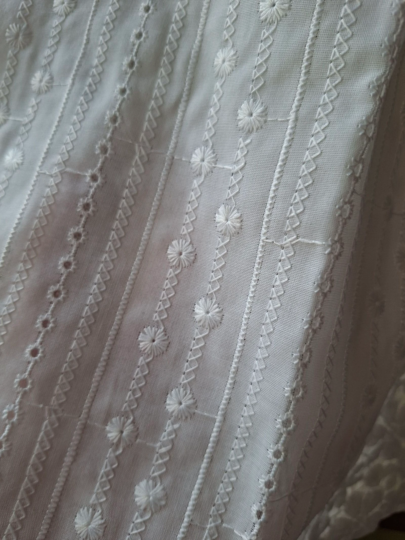 Top blanc brodé fleuri sans manches – dentelle – Taille L – Neuf – photo 4